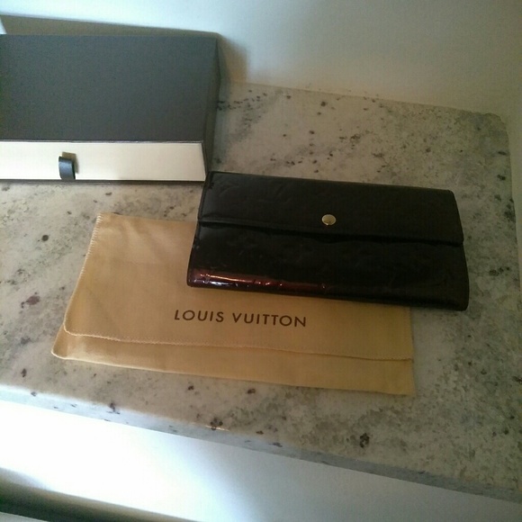 Authentic Louis Vuitton Vernis Wallet - Picture 1 of 7